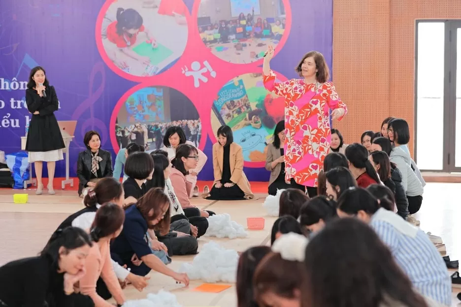 Các cô giáo từ nhiều trường tiểu học và mầm non khác nhau tại khu vực Hà Nội và các tỉnh thành khác tham gia hoạt động trải nghiệm ứng dụng phương pháp Vẽ bài hát vào lớp học.