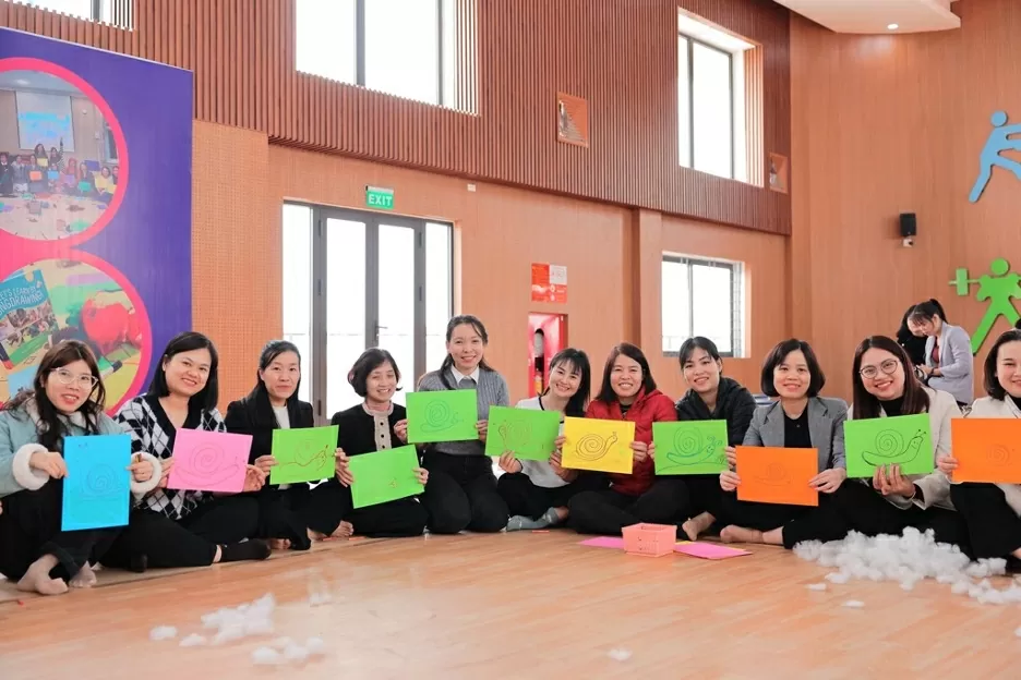 Các cô giáo từ nhiều trường tiểu học và mầm non khác nhau tại khu vực Hà Nội và các tỉnh thành khác tham gia hoạt động trải nghiệm ứng dụng phương pháp Vẽ bài hát vào lớp học. Các cô giáo từ nhiều trường tiểu học và mầm non khác nhau tại khu vực Hà Nội và các tỉnh thành khác tham gia hoạt động trải nghiệm ứng dụng phương pháp Vẽ bài hát vào lớp học.