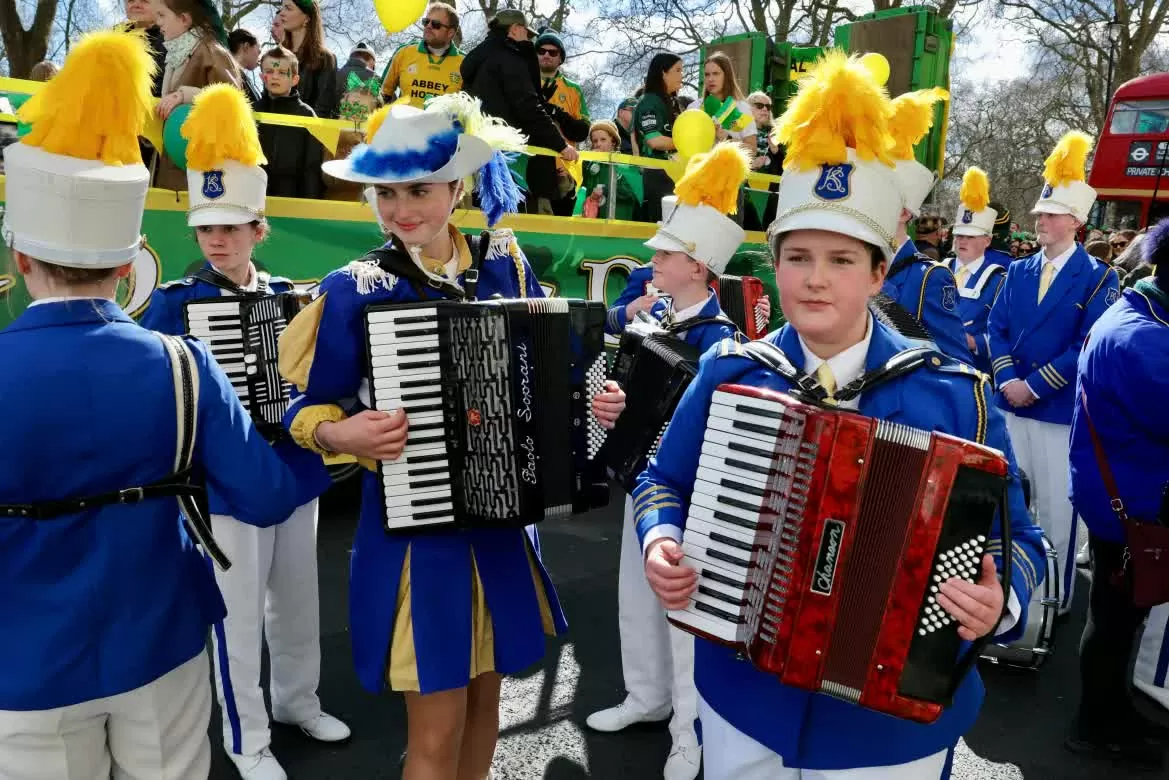 Sắc xanh phủ kín các thành phố trên thế giới trong Ngày Thánh Patrick Sắc xanh phủ kín các thành phố trên thế giới trong Ngày Thánh Patrick