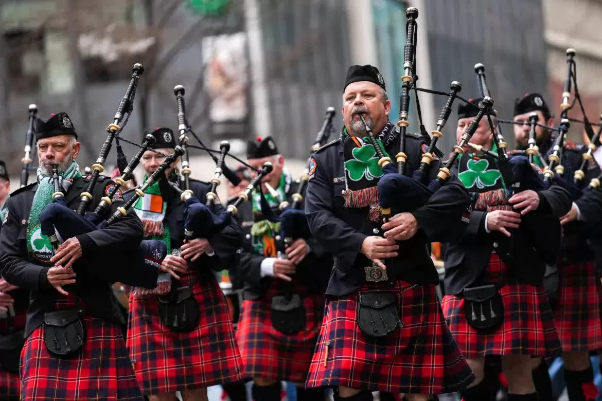 Sắc xanh phủ kín các thành phố trên thế giới trong Ngày Thánh Patrick Sắc xanh phủ kín các thành phố trên thế giới trong Ngày Thánh Patrick