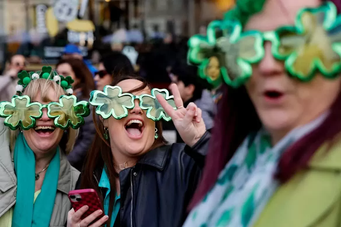 Sắc xanh phủ kín các thành phố trên thế giới trong Ngày Thánh Patrick Sắc xanh phủ kín các thành phố trên thế giới trong Ngày Thánh Patrick