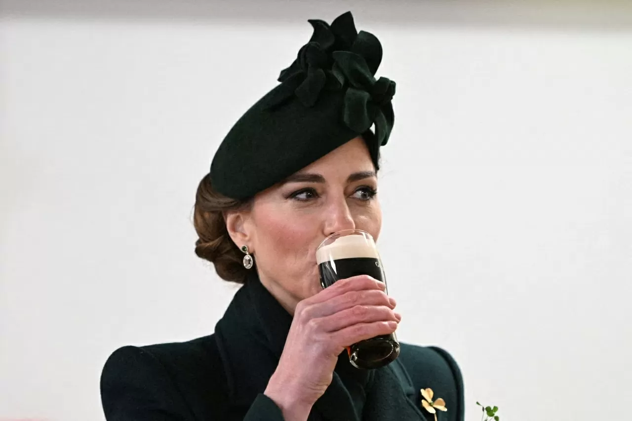 Catherine, Công nương xứ Wales của Anh, uống rượu trước Lễ diễu hành Ngày Thánh Patrick của Đội cận vệ Ireland tại Wellington Barracks ở London. Eddie Mulholland/Pool Catherine, Công nương xứ Wales của Anh, uống rượu trước Lễ diễu hành Ngày Thánh Patrick của Đội cận vệ Ireland tại Wellington Barracks ở London. Eddie Mulholland/Pool
