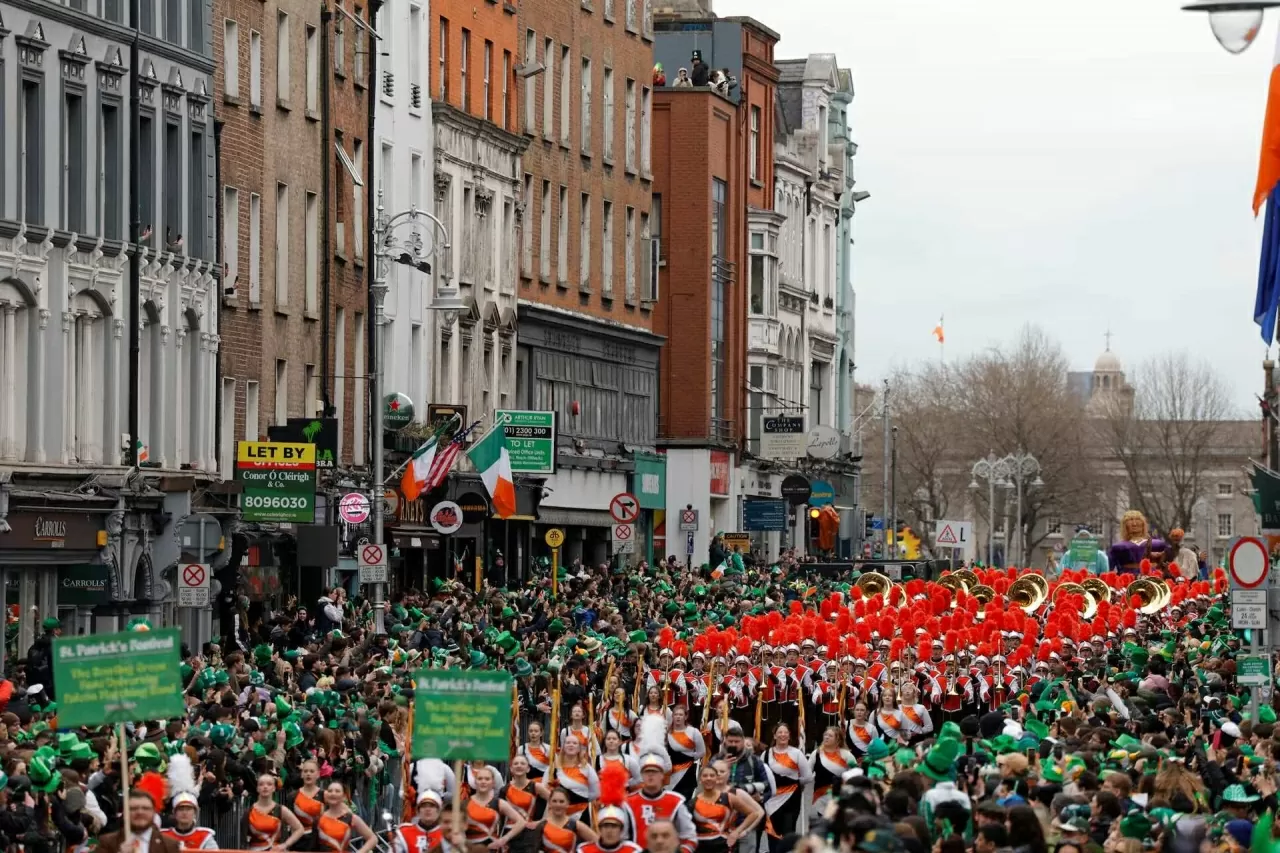 Sắc xanh phủ kín các thành phố trên thế giới trong Ngày Thánh Patrick Sắc xanh phủ kín các thành phố trên thế giới trong Ngày Thánh Patrick