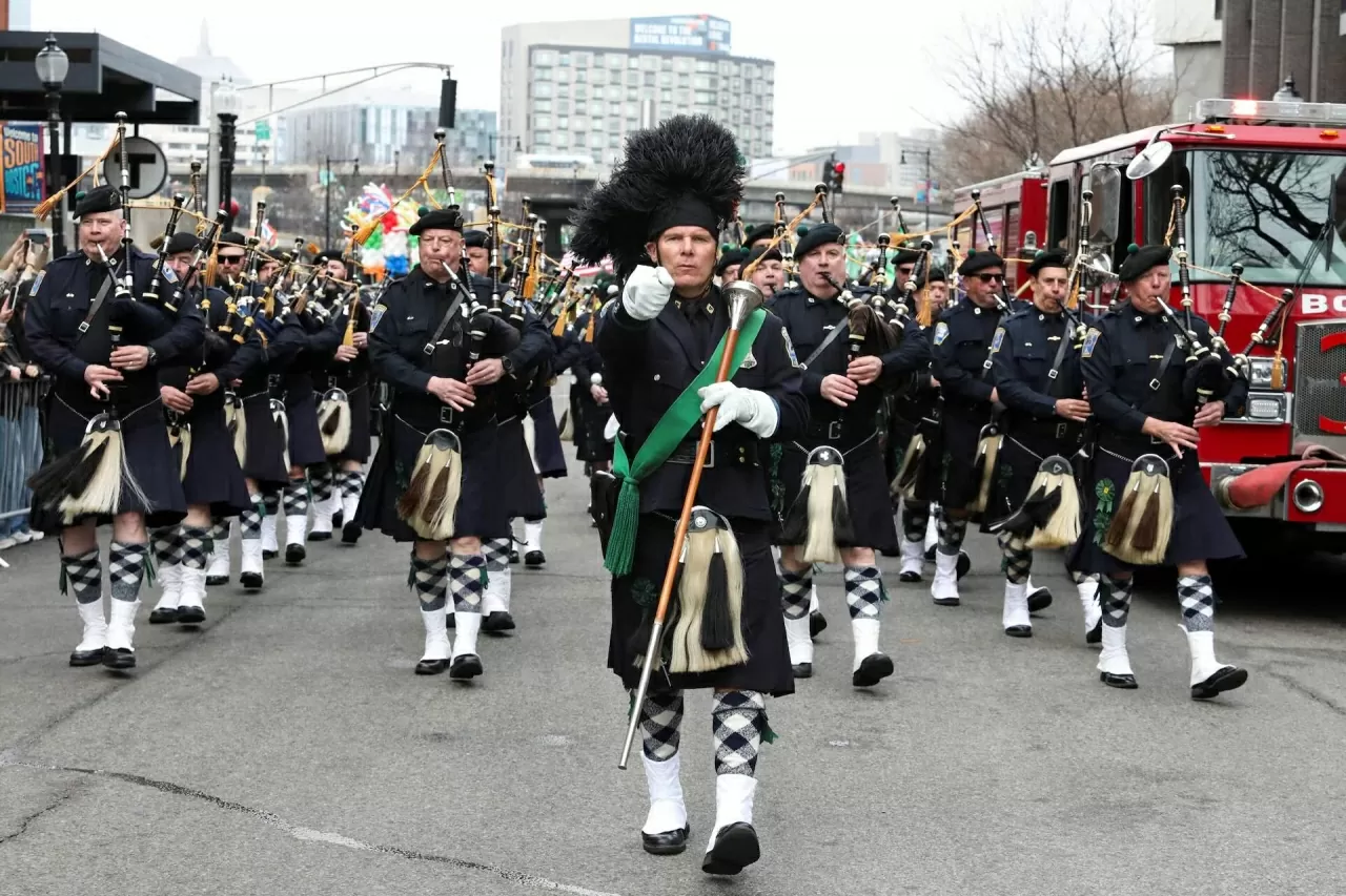 Các thành viên của Đội kèn trống Gaelic của Cảnh sát Boston diễu hành trên phố tại Lễ diễu hành Ngày Thánh Patrick ở Boston