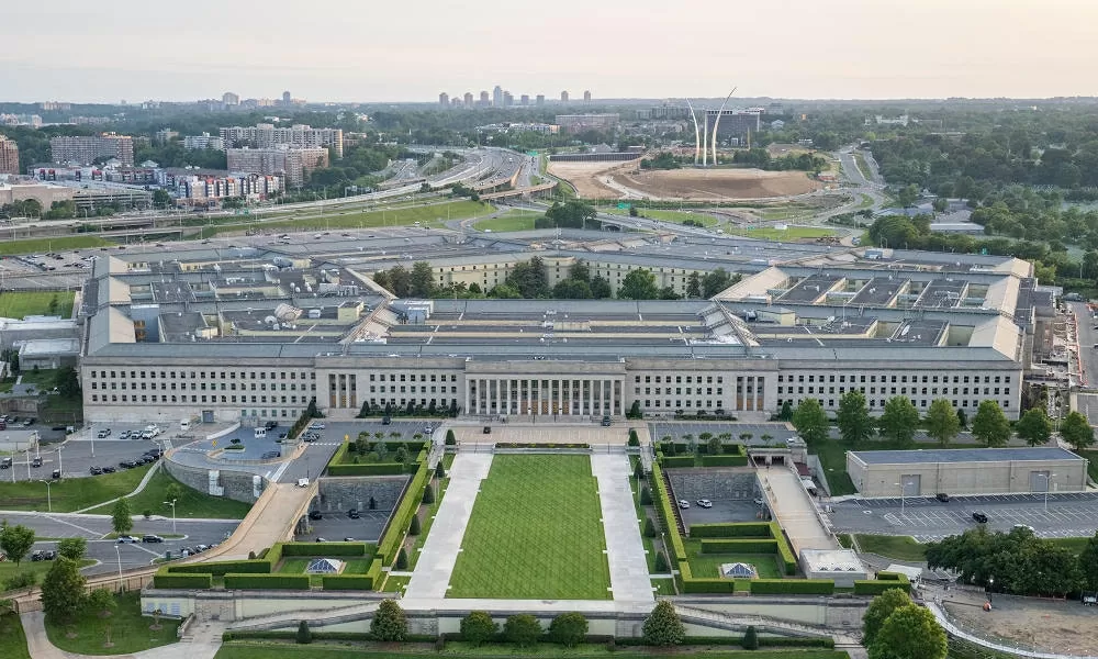 Bộ Quốc phòng đang có 3 hướng cắt giảm nhân sự, bao gồm tự nguyện nghỉ việc, sa thải lao động thử việc và loại bỏ vị trí việc làm khi có người nghỉ theo chế độ.