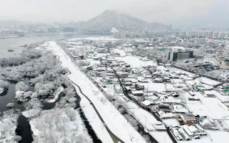 Khung cảnh trắng xoá ở Hàn Quốc sau khi bị bão tuyết ‘tấn công’