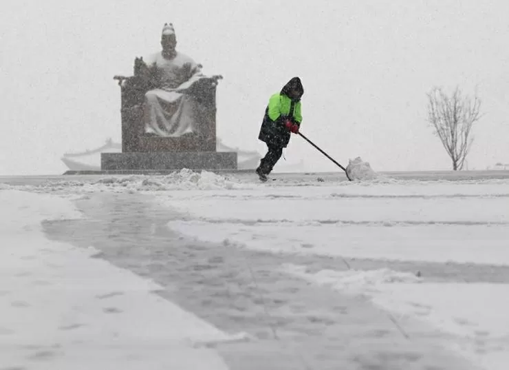 Khung cảnh trắng xoá ở Hàn Quốc sau khi bị bão tuyết ‘tấn công’