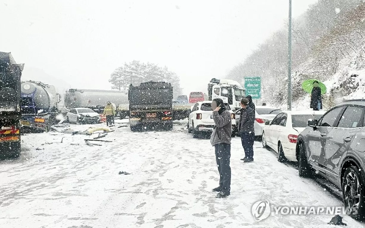 Khung cảnh trắng xoá ở Hàn Quốc sau khi bị bão tuyết ‘tấn công’ Khung cảnh trắng xoá ở Hàn Quốc sau khi bị bão tuyết ‘tấn công’