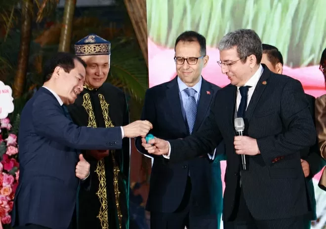 Trải nghiệm Novruz Bayram - lễ hội văn hoá độc đáo của người Azerbaijan tại Việt Nam Trải nghiệm Novruz Bayram - lễ hội văn hoá độc đáo của người Azerbaijan tại Việt Nam