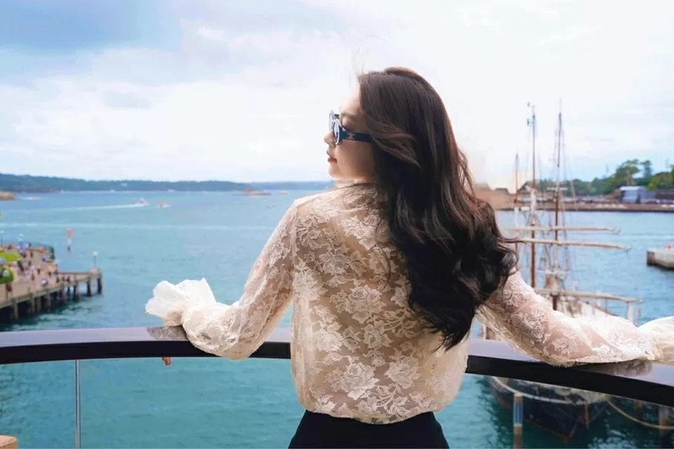 Trong chuyến du lịch Australia mới đây, Hoa hậu Đặng Thu Thảo khoe dáng gầy qua mẫu áo ren. Đây là thiết kế của một thương hiệu thời trang Việt Nam, có giá khoảng một triệu đồng.