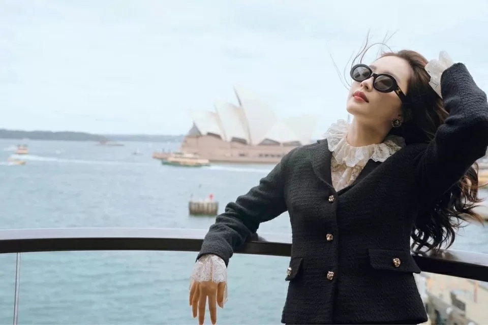 Hoa hậu Đặng Thu Thảo diện thiết kế thương hiệu Việt du lịch Australia