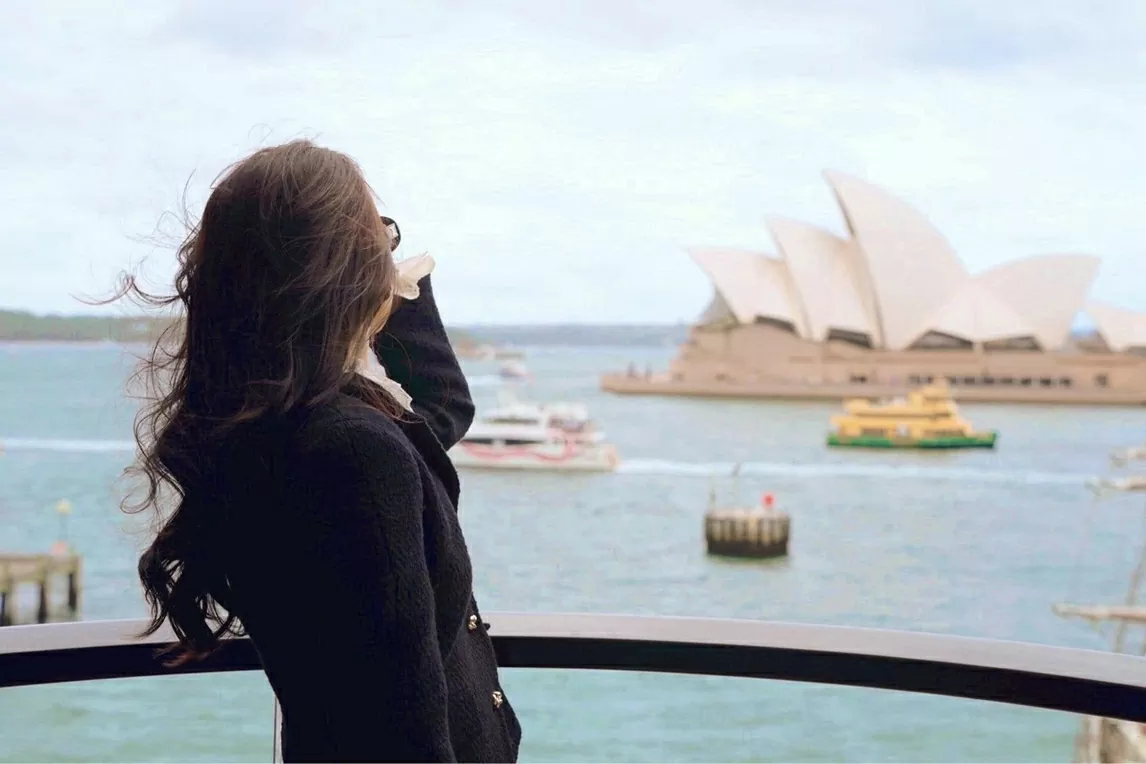 Hoa hậu Đặng Thu Thảo diện thiết kế thương hiệu Việt du lịch Australia