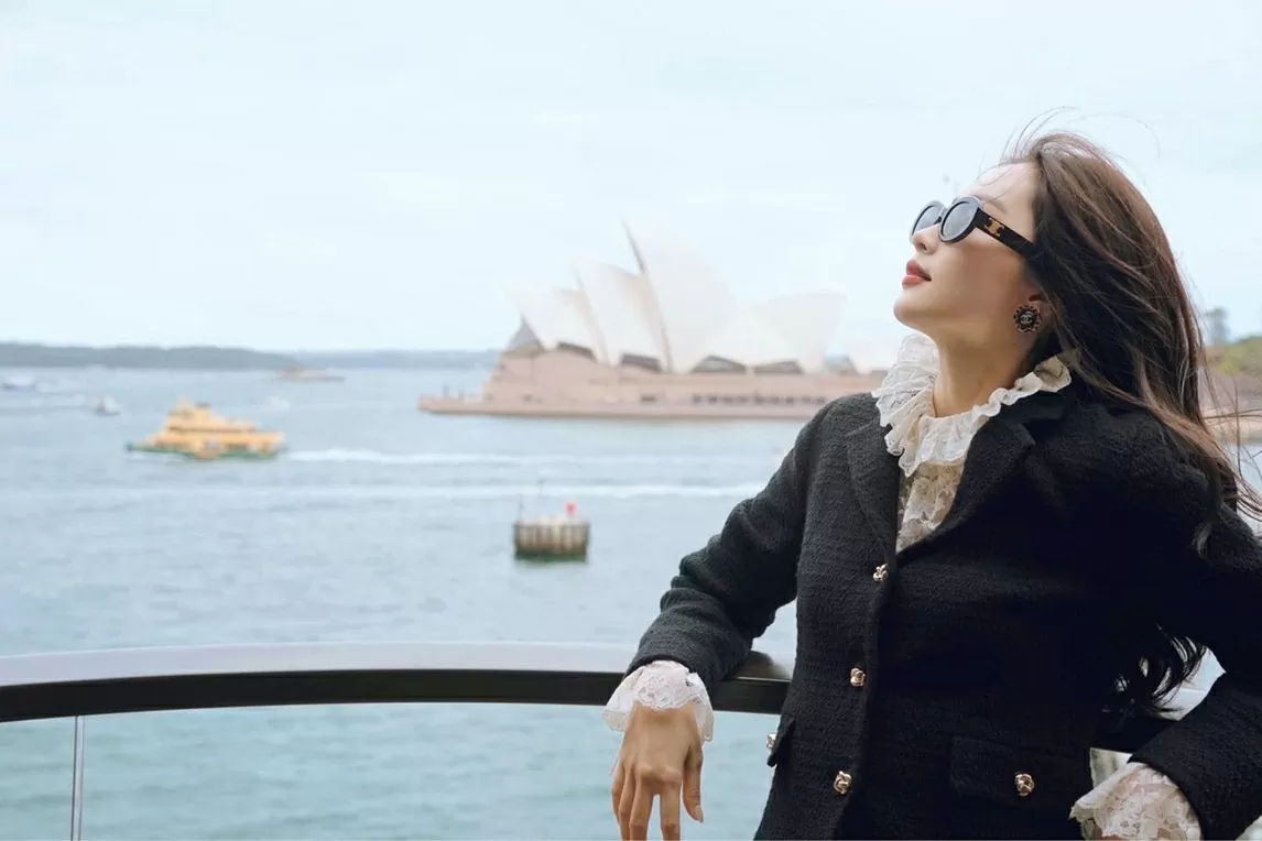 Hoa hậu Đặng Thu Thảo diện thiết kế thương hiệu Việt du lịch Australia