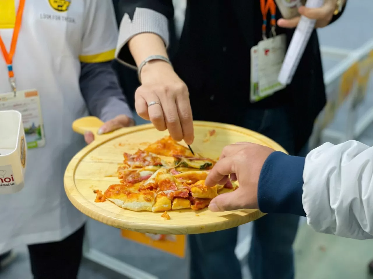 Khách tham quan có cơ hội thưởng thức món pizza đã được ban giám khảo chấm điểm. (Ảnh: Hương Giang)