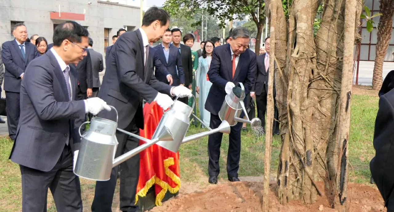 Tổng Bí thư dự chương trình Gặp gỡ lưu học sinh, sinh viên Việt-Trung các thời kỳ Tổng Bí thư dự chương trình Gặp gỡ lưu học sinh, sinh viên Việt-Trung các thời kỳ