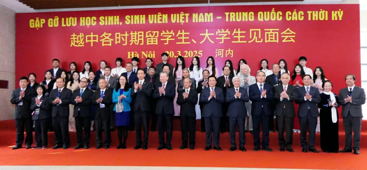 Tổng Bí thư dự chương trình Gặp gỡ lưu học sinh, sinh viên Việt-Trung các thời kỳ Tổng Bí thư dự chương trình Gặp gỡ lưu học sinh, sinh viên Việt-Trung các thời kỳ
