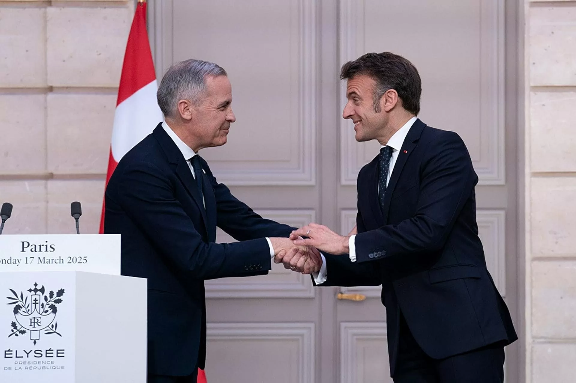 Thủ tướng Mark Carney (trái) tái ngộ người bạn cũ, Tổng thống Pháp Emmanuel Macron tại Paris, ngày 17/3. (Nguồn: X)
