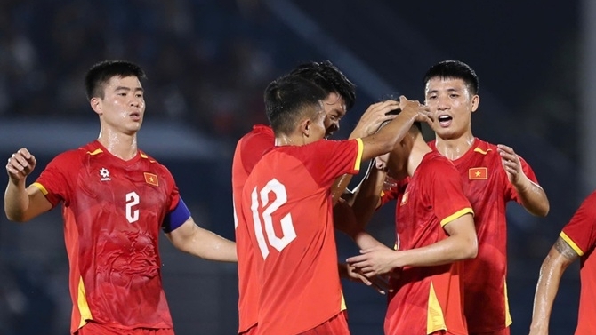 thang campuchia doi tuyen viet nam thang hang fifa