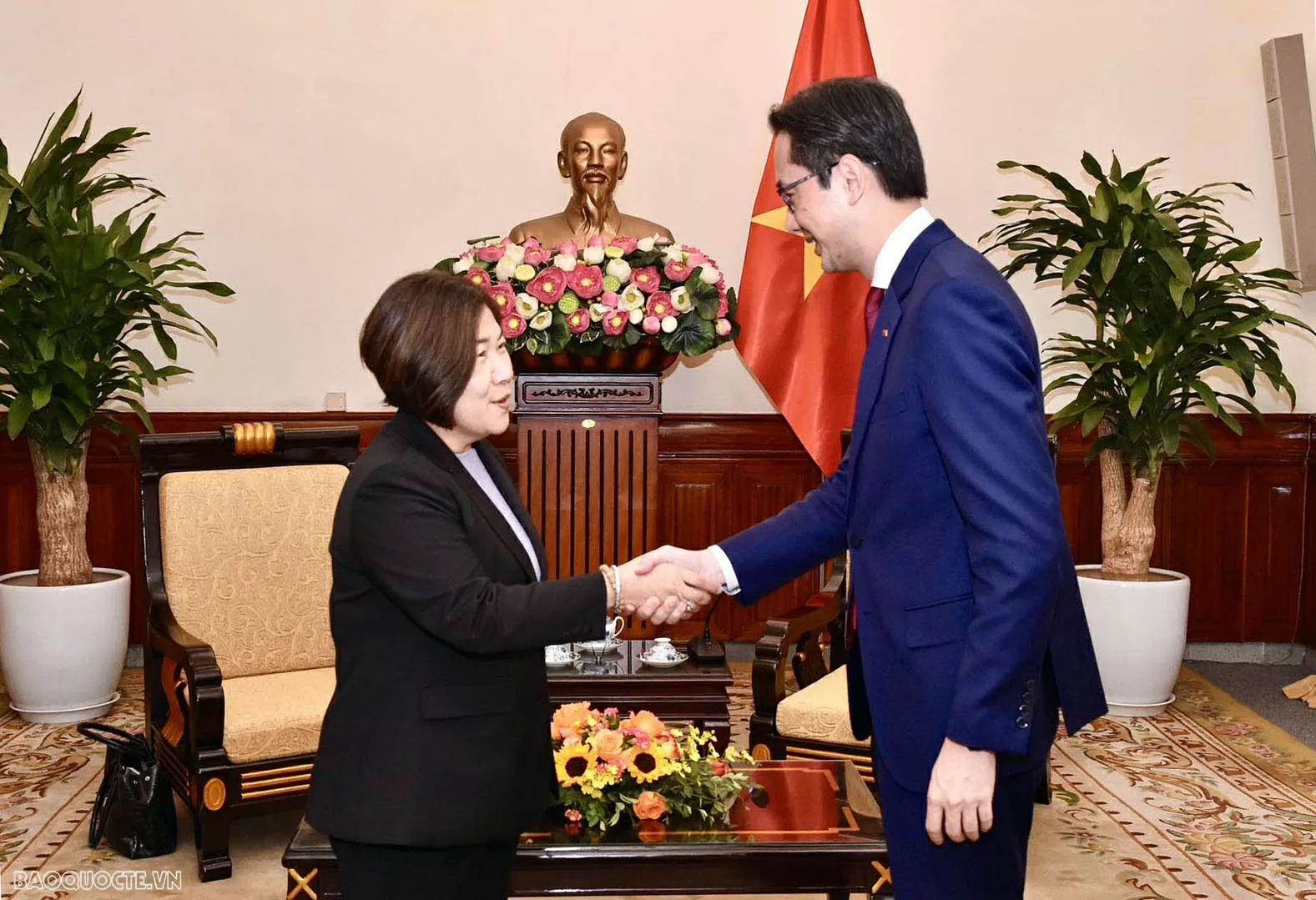 Thứ trưởng Ngoại giao Đỗ Hùng Việt tiếp Giám đốc điều hành Ủy hội sông Mê Công quốc tế Thứ trưởng Đỗ Hùng Việt tiếp Giám đốc điều hành Ủy hội sông Mekong quốc tế