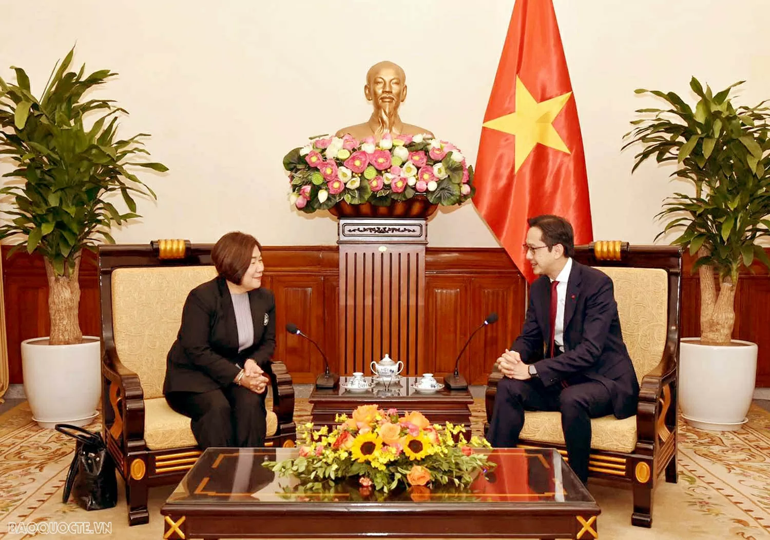 Thứ trưởng Ngoại giao Đỗ Hùng Việt tiếp Giám đốc điều hành Ủy hội sông Mê Công quốc tế Thứ trưởng Đỗ Hùng Việt tiếp Giám đốc điều hành Ủy hội sông Mekong quốc tế