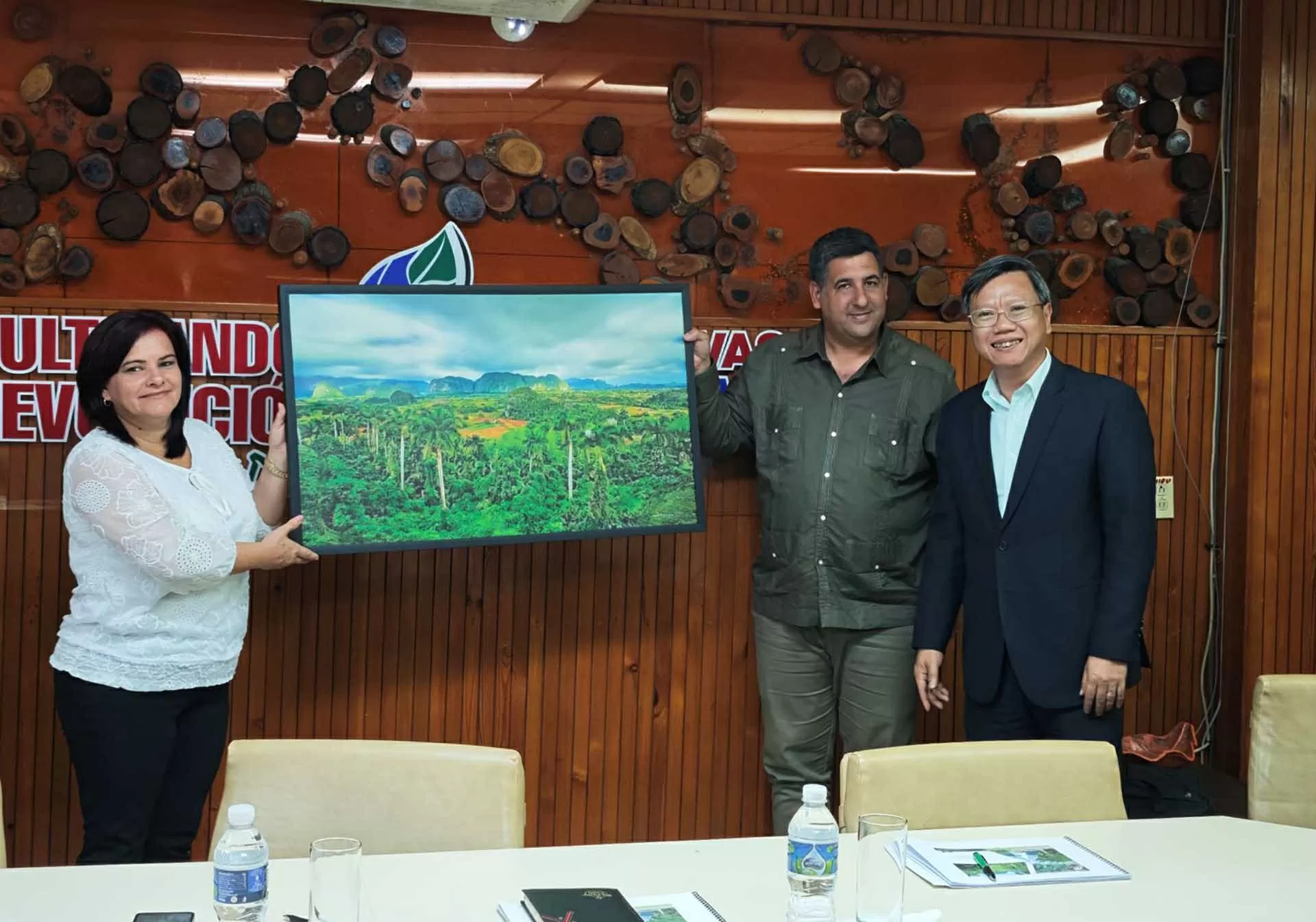 Thúc đẩy hợp tác giữa tỉnh Pinar del Río, Cuba và các địa phương và doanh nghiệp Việt Nam Thúc đẩy hợp tác giữa tỉnh Pinar del Río, Cuba và các địa phương và doanh nghiệp Việt Nam