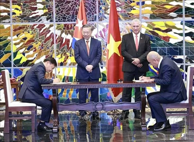 Tổng Bí thư, Chủ tịch nước Tô Lâm và Bí thư thứ Nhất Đảng Cộng sản, Chủ tịch nước Cuba Miguel Diaz Canel Bermudez chứng kiến Lễ ký kết văn kiện hợp tác giữa Bộ Nông nghiệp và Phát triển Nông thôn Việt Nam và Bộ Nông nghiệp Cuba, tháng 9/2024. (Nguồn: TTXVN)