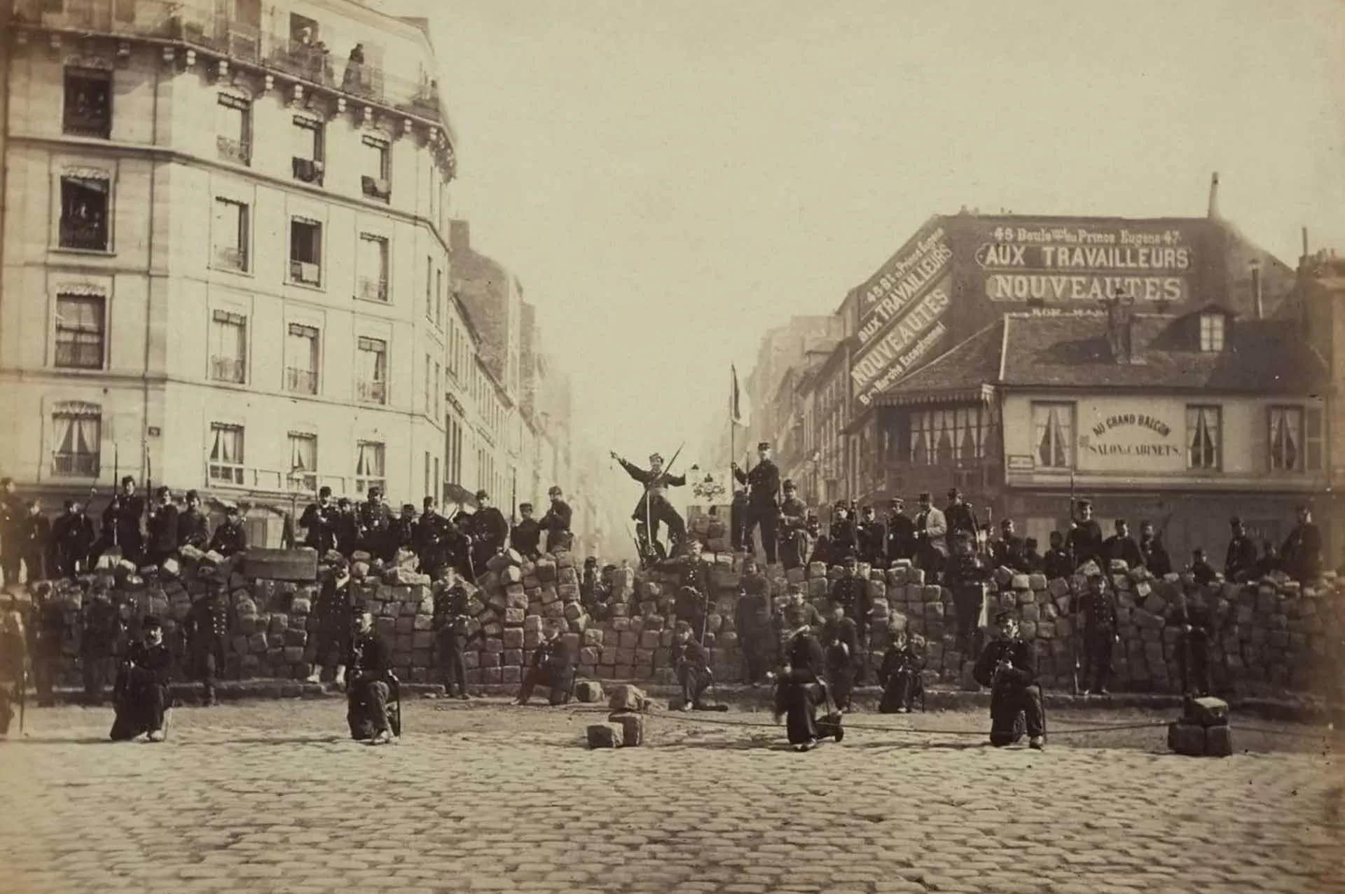 Một chướng ngại vật do lực lượng cách mạng dựng lên trên đường phố Paris ngày 18/3/1871.  (Nguồn: Parismusees Collections)