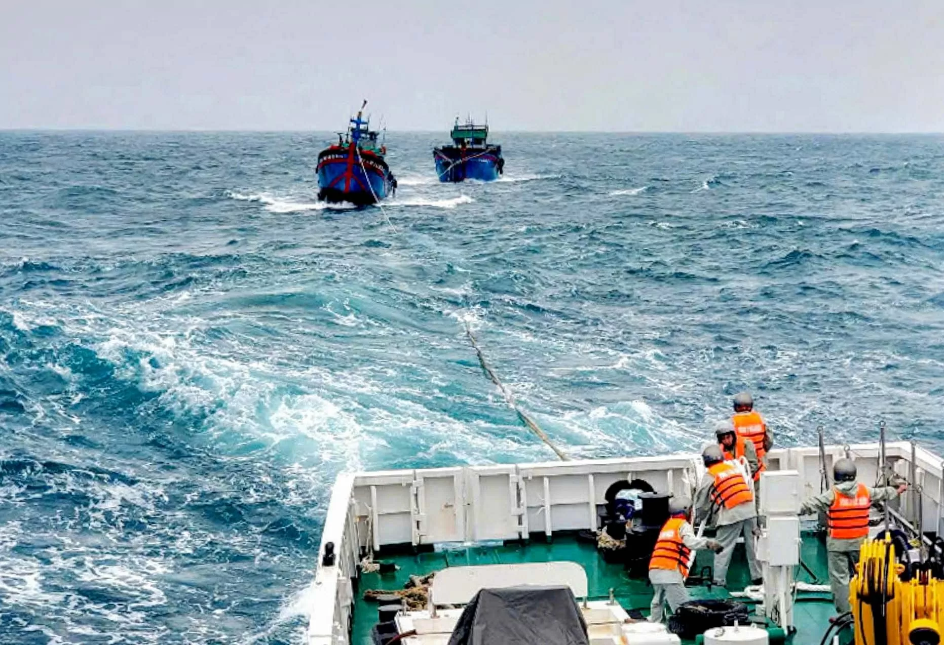Vùng 3 Hải quân cứu kéo 2 tàu cá cùng ngư dân gặp nạn trên biển Vùng 3 Hải quân cứu kéo 2 tàu cá cùng ngư dân gặp nạn trên biển