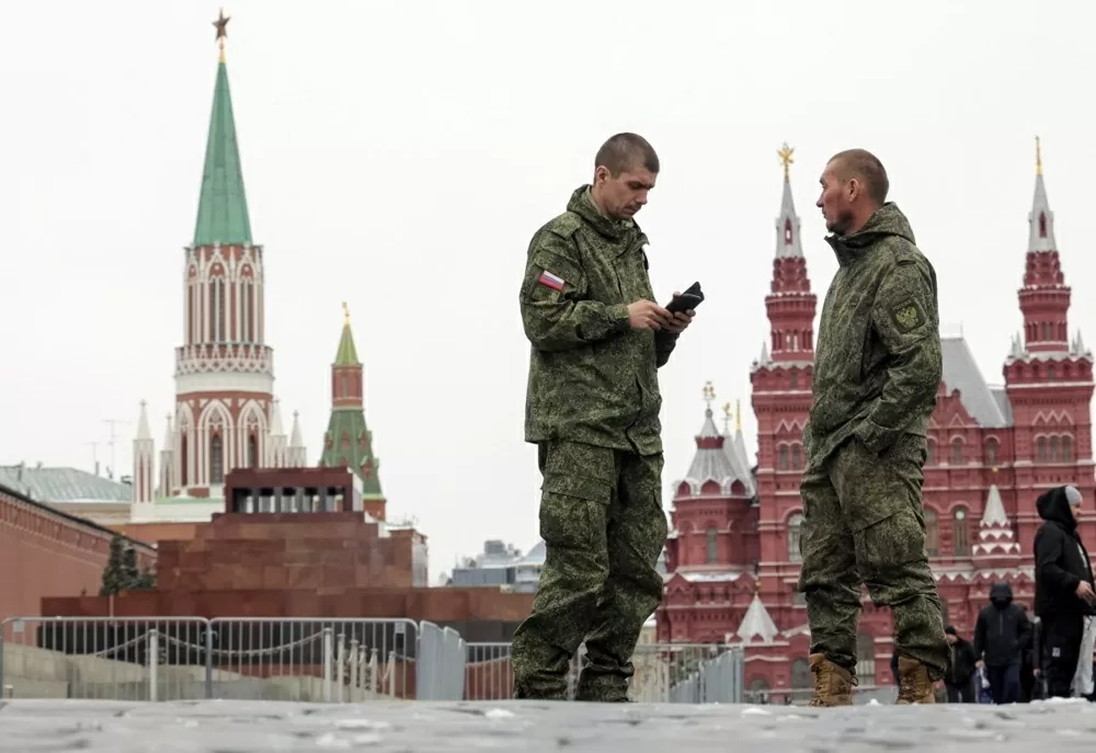 Quân nhân Nga đi bộ qua Quảng trường Đỏ sau trận tuyết rơi ở Moscow, Nga, ngày 17/3. (Nguồn: EPA) Quân nhân Nga đi bộ qua Quảng trường Đỏ sau trận tuyết rơi ở Moscow, Nga, ngày 17/3. (Nguồn: EPA)