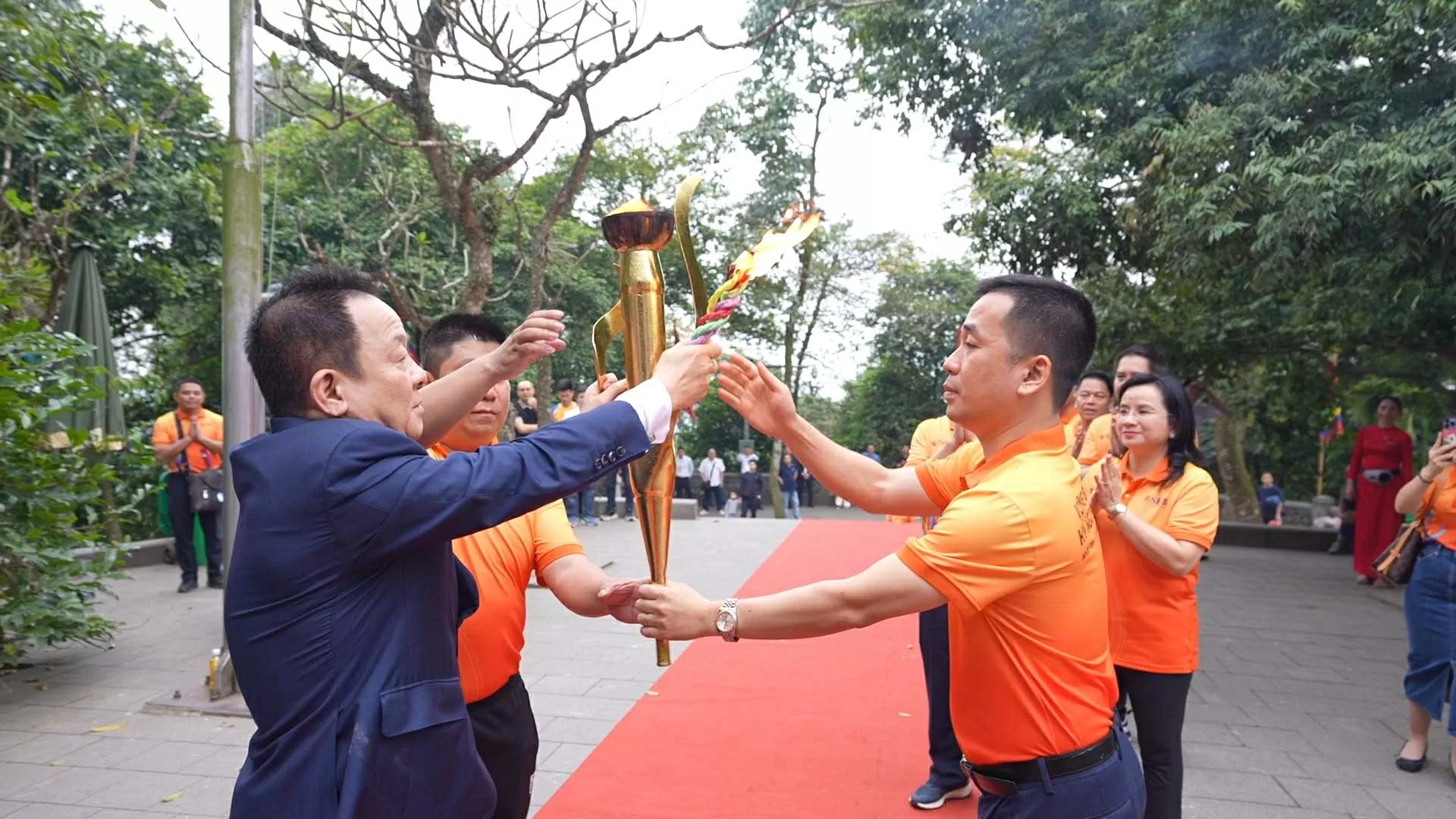Doanh nhân Đỗ Quang Hiển và lãnh đạo, nhân viên T&T Group – SHB thực hiện nghi lễ xin lửa và rước đuốc từ Đền Hùng