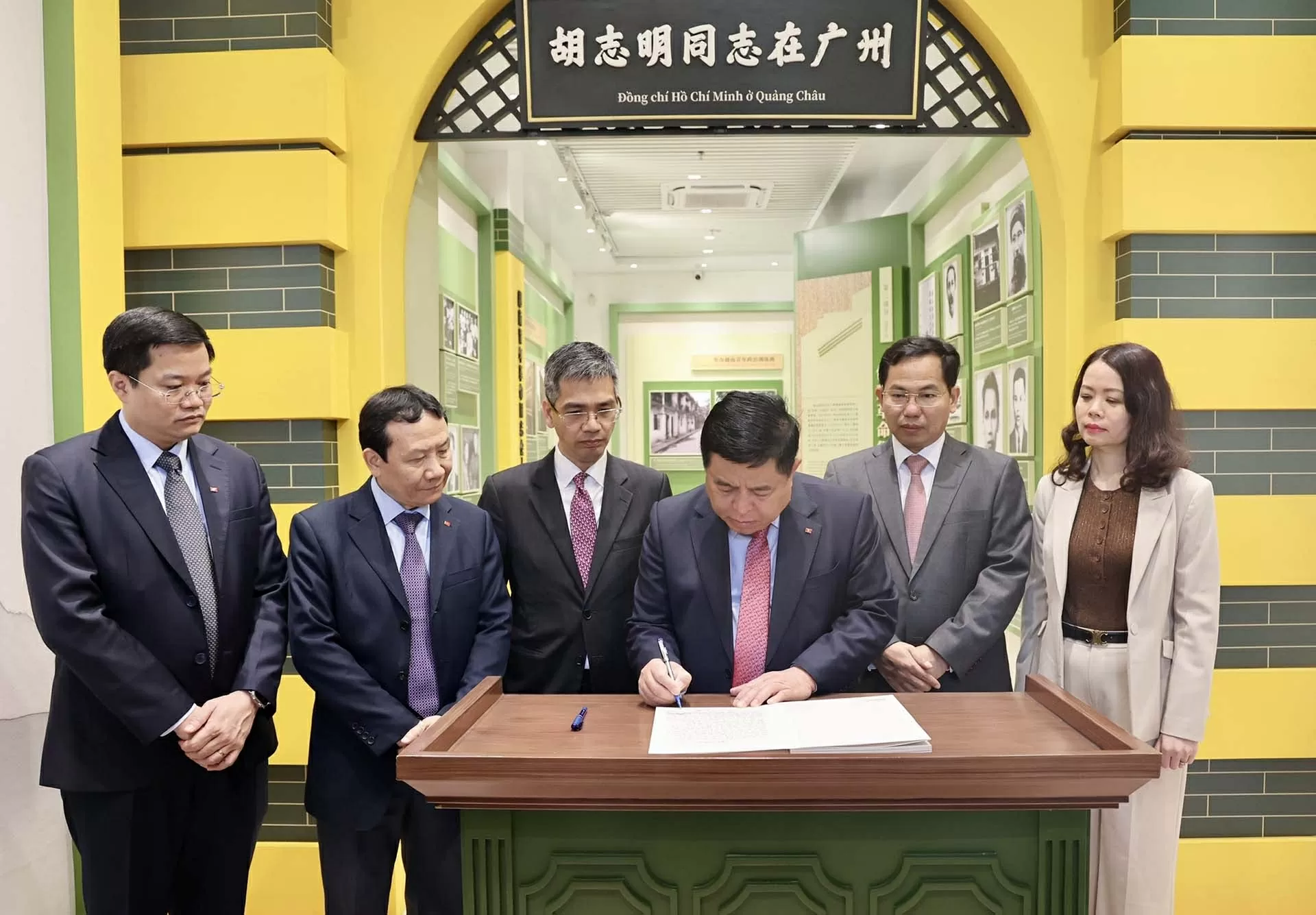 Phó Thủ tướng Nguyễn Chí Dũng thăm làm việc tại tỉnh Quảng Đông, Trung Quốc Phó Thủ tướng Nguyễn Chí Dũng thăm làm việc tại tỉnh Quảng Đông, Trung Quốc