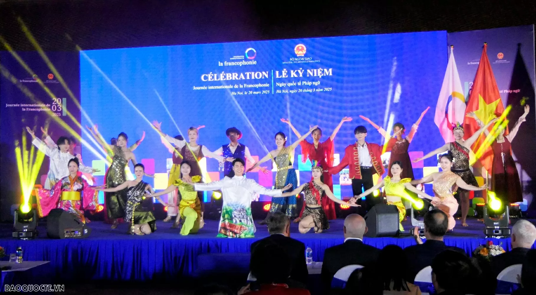 Nhạc kịch “Le français, porte d’ouverture au monde” do sinh viên của trường Đại học Hà Nội biểu diễn. (Ảnh: Thành Long) Nhạc kịch “Le français, porte d’ouverture au monde” do sinh viên của trường Đại học Hà Nội biểu diễn. (Ảnh: Thành Long)