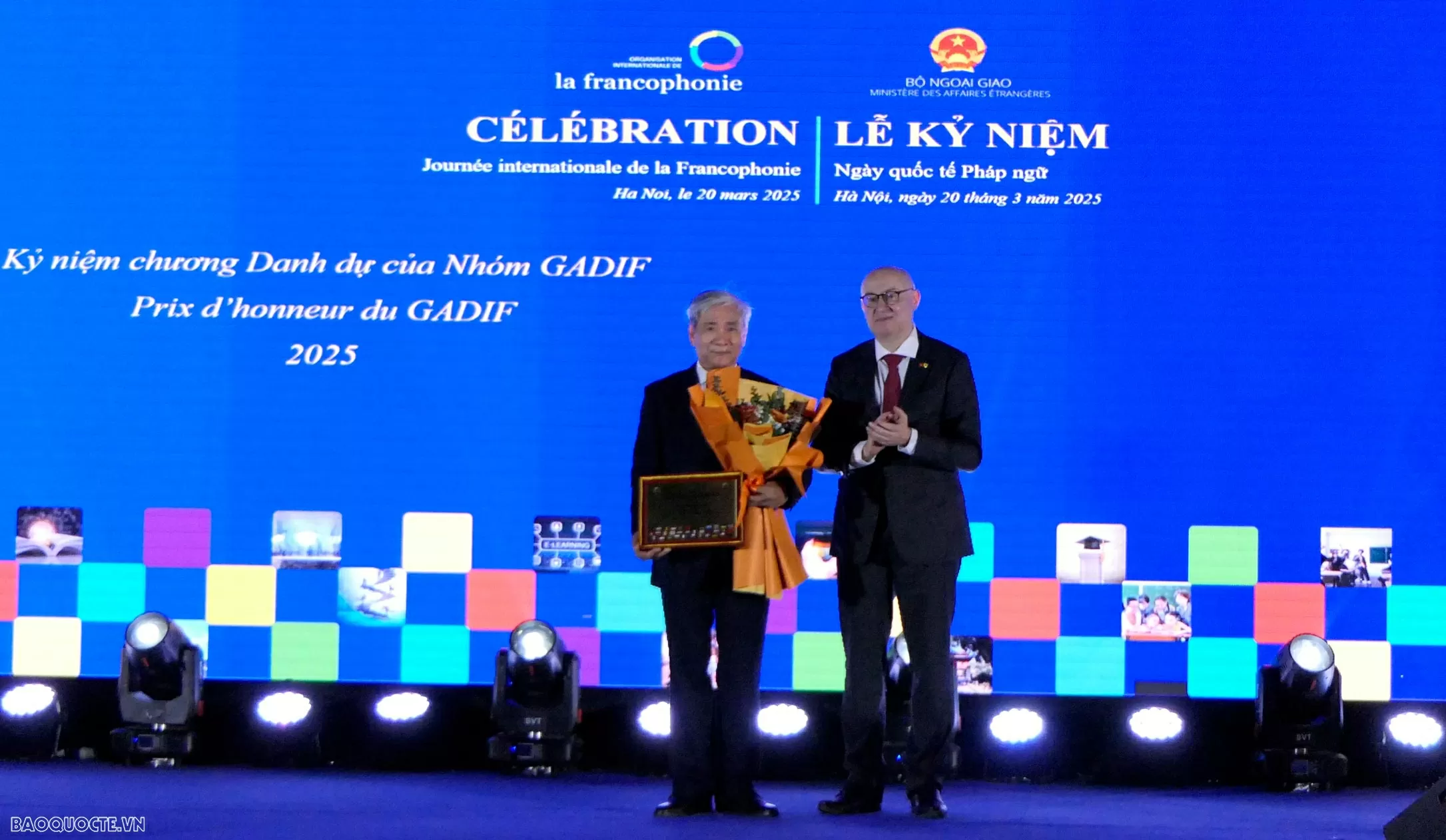 ông Pierre du Ville, Trưởng đại diện Phái đoàn Wallonie-Bruxelles, Chủ tịch nhóm GADIF đã trao kỷ niệm chương cho PGS.TS Đinh Hồng Vân, nguyên Trưởng khoa tiếng Pháp, Đại học Ngoại ngữ, Đại học quốc gia Hà Nội, Chủ tịch Hội giáo viên tiếng Pháp Hà Nội. (Ảnh: Thành Long) ông Pierre du Ville, Trưởng đại diện Phái đoàn Wallonie-Bruxelles, Chủ tịch nhóm GADIF đã trao kỷ niệm chương cho PGS.TS Đinh Hồng Vân, nguyên Trưởng khoa tiếng Pháp, Đại học Ngoại ngữ, Đại học quốc gia Hà Nội, Chủ tịch Hội giáo viên tiếng Pháp Hà Nội. (Ảnh: Thành Long)