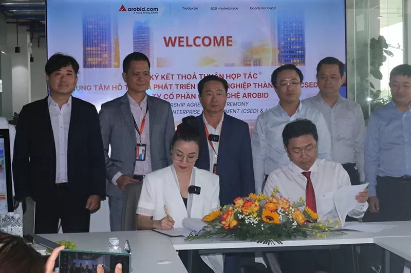 Lễ ký kết thỏa thuận Arobit và Trung Tâm hỗ trợ và phát triển doanh nghiệp TP.HCM cho sự kiện Triển lãm số - Arobid TradeXpo cùng với hội chợ hàng Việt Nam tiêu biểu xuất khẩu 2025.