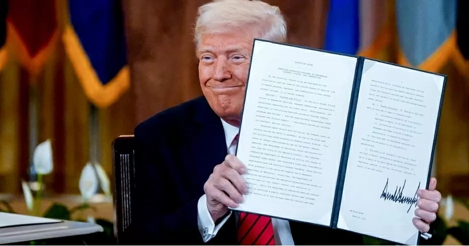 Tổng thống Mỹ Donald Trump ký lệnh giải tán Bộ Giáo dục: Cuộc đối đầu gay gắt giữa hai phe Dân chủ - Cộng hòa. (Nguồn: CBS News) Tổng thống Mỹ Donald Trump ký lệnh giải tán Bộ Giáo dục: Cuộc đối đầu gay gắt giữa hai phe Dân chủ - Cộng hòa. (Nguồn: CBS News)