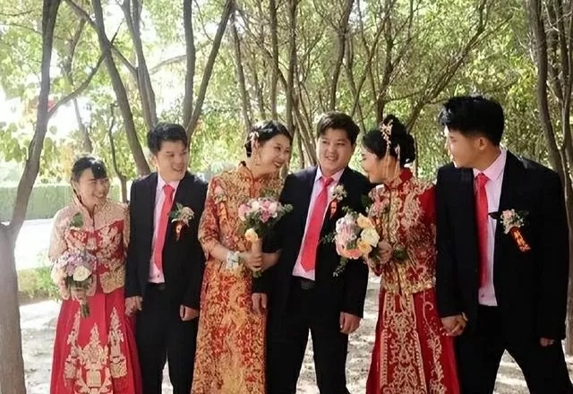 Ba anh em sinh 3 cùng đỗ đại học và cưới vợ trong một ngày Ba anh em sinh 3 cùng đỗ đại học và cưới vợ trong một ngày