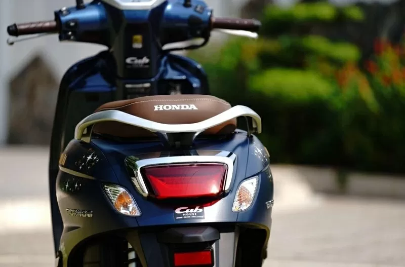 Tại Thái Lan, phiên bản đặc biệt giới hạn này có giá bán 73.700 baht, tương đương 54 triệu đồng Tại Thái Lan, phiên bản đặc biệt giới hạn này có giá bán 73.700 baht, tương đương 54 triệu đồng