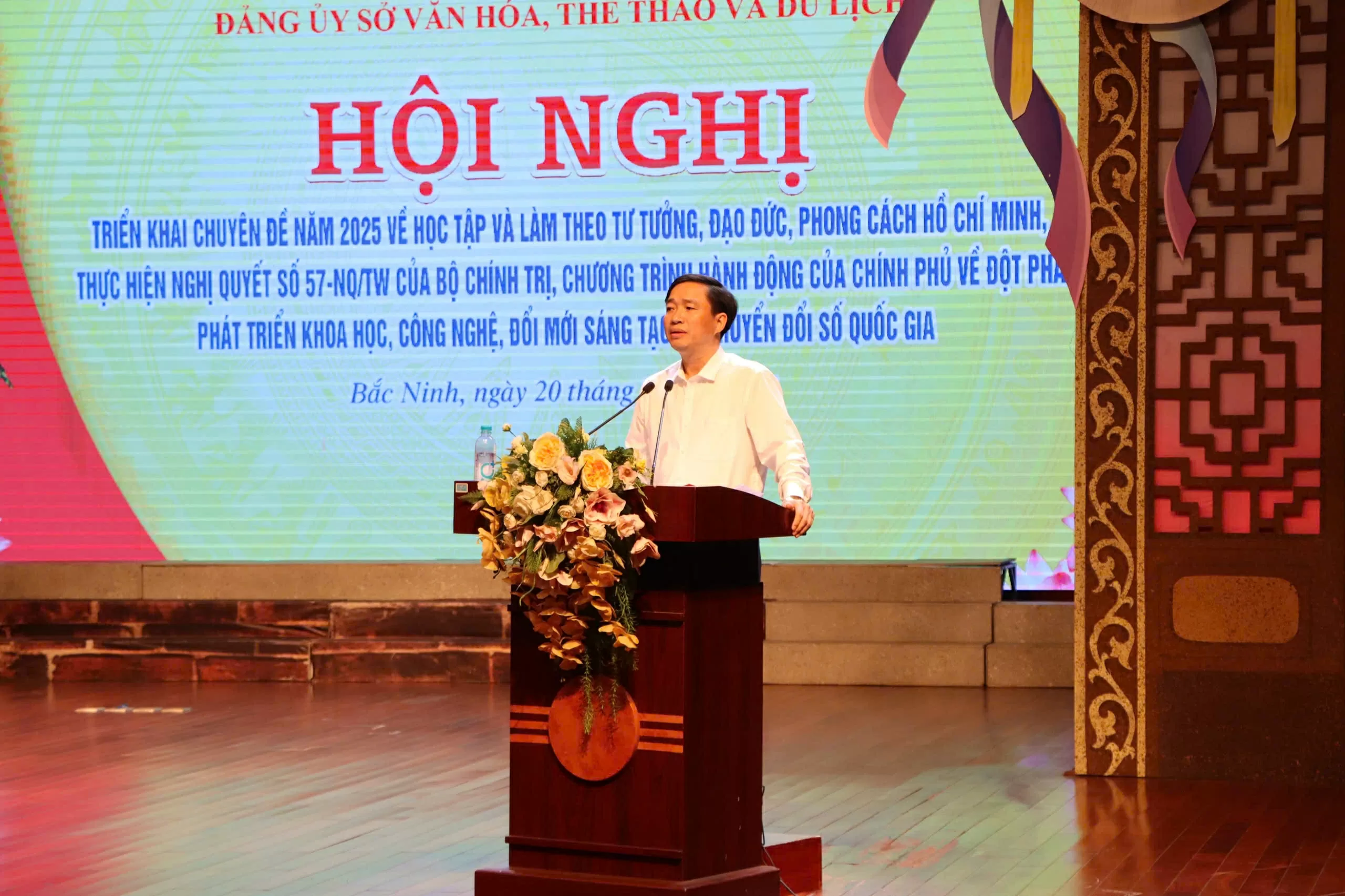 Ông Đặng Đình Tính, Uỷ viên Ban Thường vụ, Trưởng Ban Tuyên giáo và Dân vận Đảng ủy UBND tỉnh truyền đạt tại Hội nghị.