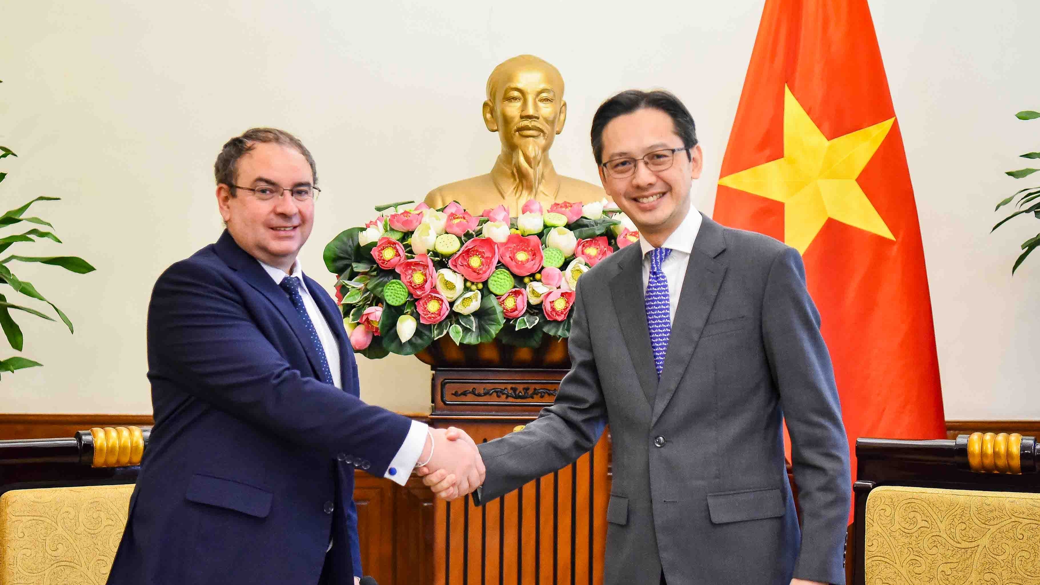 Thứ trưởng Ngoại giao Đỗ Hùng Việt tiếp Giám đốc Văn phòng Cơ quan Đại học Pháp ngữ