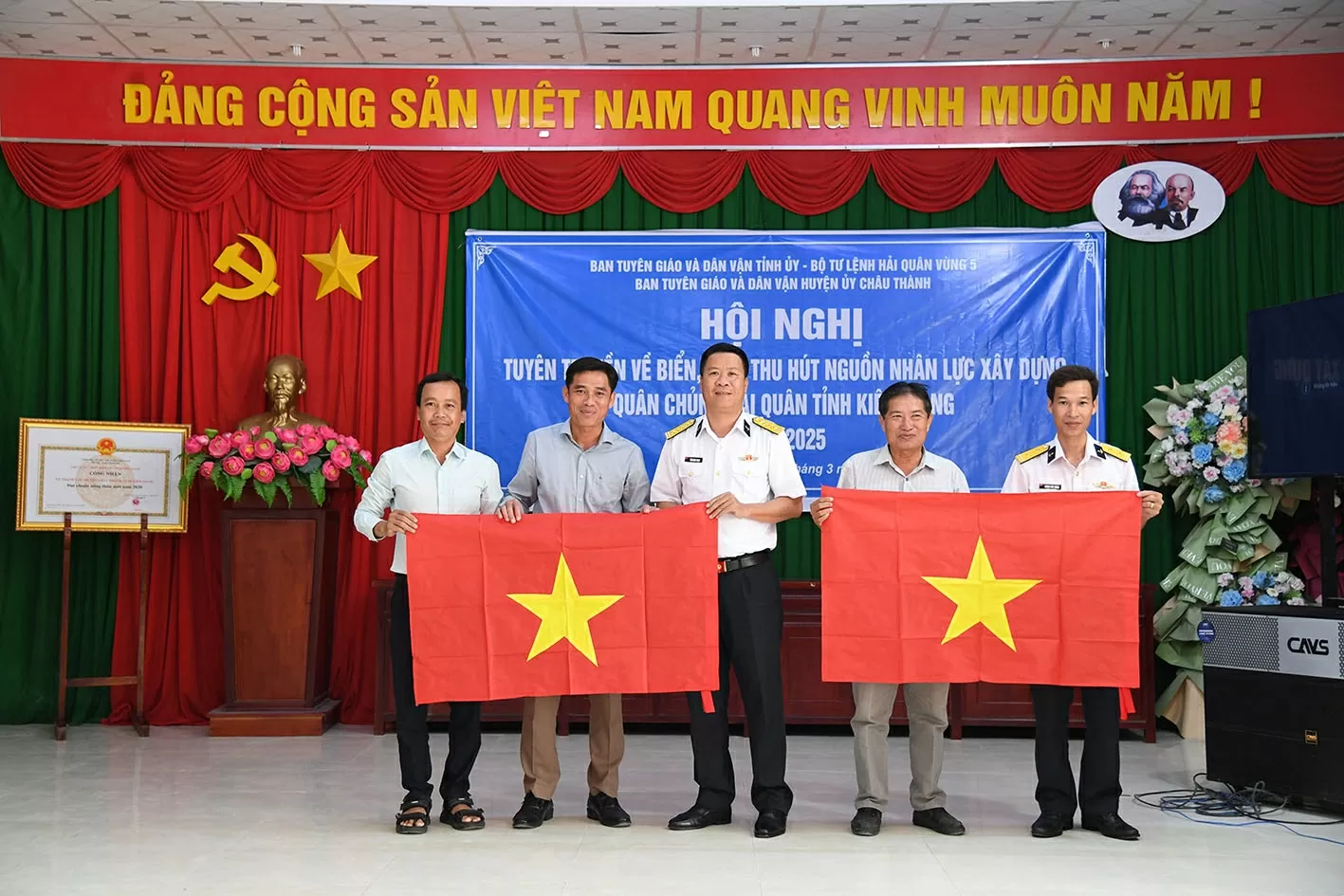 Phổ biến thông tin về biển, đảo cho hơn 4.000 người tại Kiên Giang Phổ biến thông tin về biển, đảo cho hơn 4.000 người tại Kiên Giang