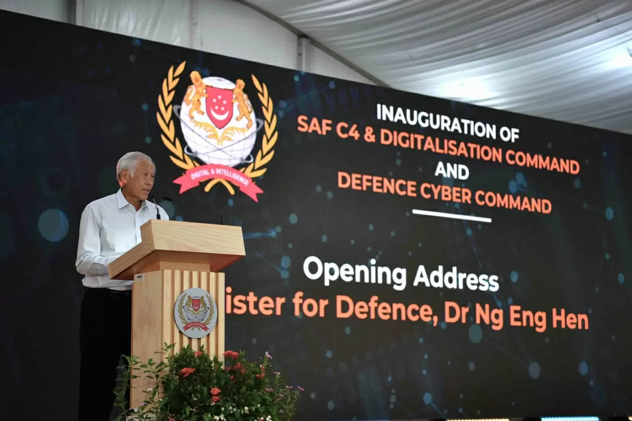 Bộ trưởng Bộ Quốc phòng Singapore Ng Eng Hen Bộ Tư lệnh Không gian mạng Quốc phòng (DCCOM) thuộc Cục Tình báo Kỹ thuật số (DIS) cùng Bộ Tư lệnh C4 và Kỹ thuật số hóa (SAFC4DC) của SAF. Bộ trưởng Bộ Quốc phòng Singapore Ng Eng Hen Bộ Tư lệnh Không gian mạng Quốc phòng (DCCOM) thuộc Cục Tình báo Kỹ thuật số (DIS) cùng Bộ Tư lệnh C4 và Kỹ thuật số hóa (SAFC4DC) của SAF.