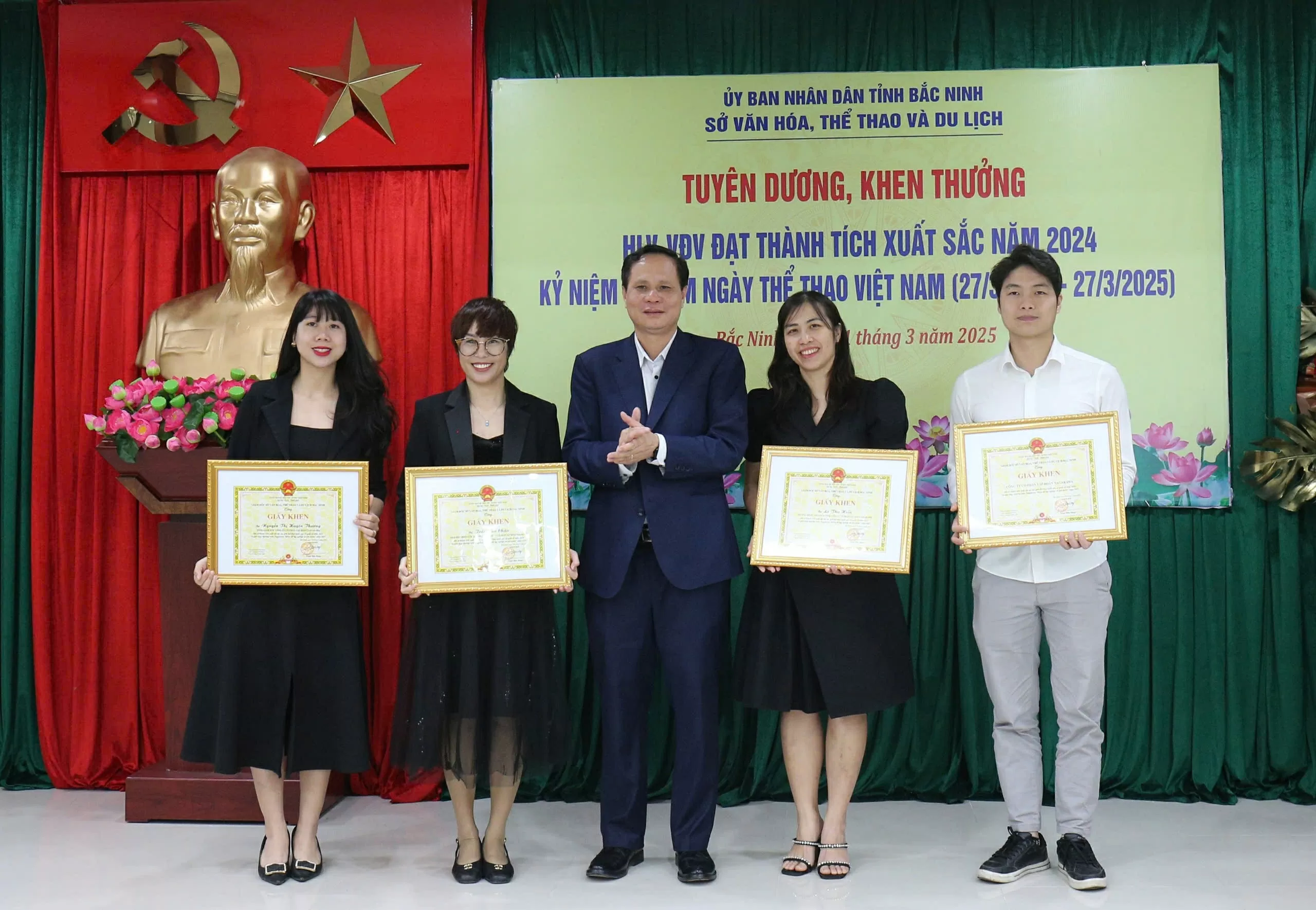 Phó Chủ tịch UBND tỉnh Lê Xuân Lợi chúc mừng, trao Bằng khen của UBND tỉnh cho các HLV, VĐV đạt thành tích xuất sắc