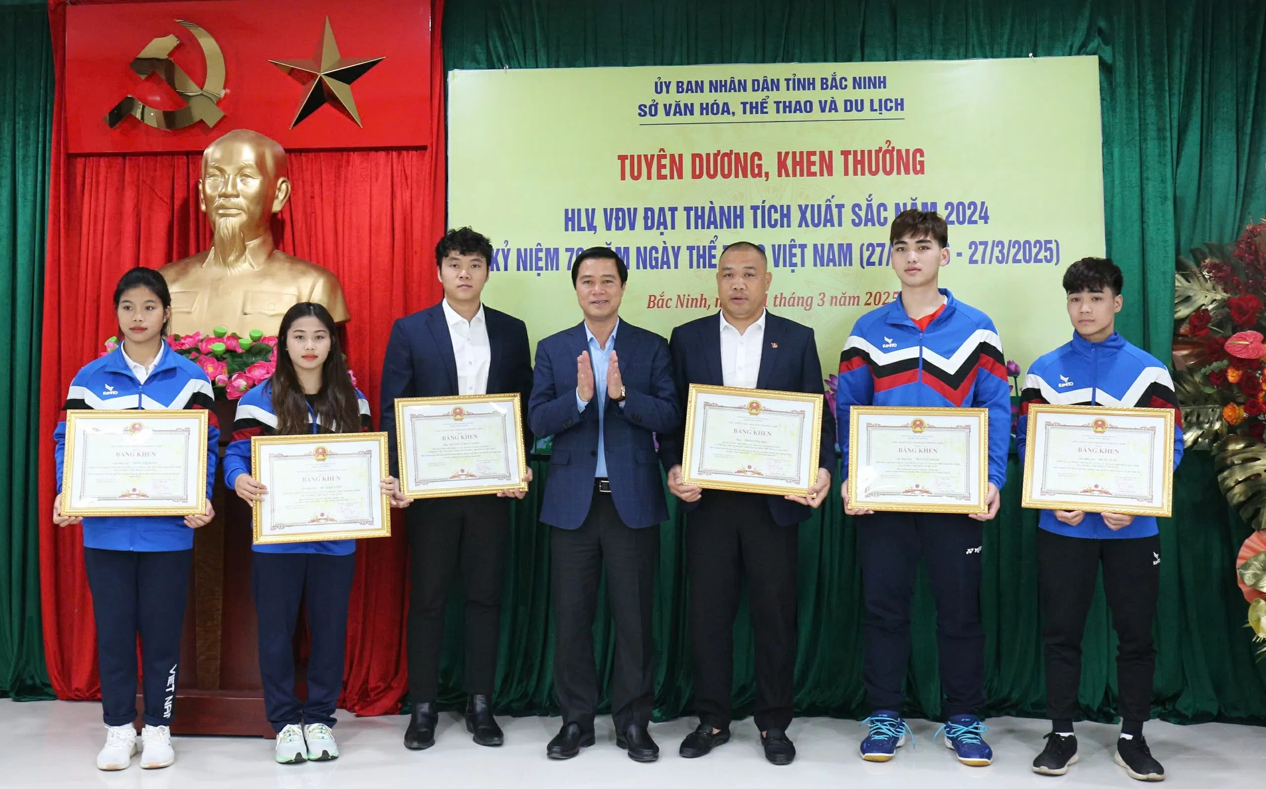 Ông Lê Xuân Lợi, Uỷ viên Ban Thường vụ Tỉnh uỷ, Phó Chủ tịch UBND tỉnh Bắc Ninh tham dự buổi gặp mặt. Năm 2024, Bắc Ninh có 77 đoàn thể thao thi đấu tại các giải quốc gia và quốc tế, đạt tổng cộng 363 huy chương các loại, trong đó có: 109 Huy chương Vàng (HCV); 105 Huy chương Bạc (HCB); 149 Huy chương Đồng (HCĐ). Cụ thể: Tại các giải quốc gia, vận đọng viên Bắc Ninh giành được 336 huy chương (103 HCV, 94 HCB, 139 HCĐ); tại các giải quốc tế giành được 27 huy chương (6 HCV, 11 HCB, 10 HCĐ). Tiêu biểu như: Vận động viên Trịnh Văn Vinh (môn cử tạ) vinh dự tham dự Olympic Paris 2024; vận động viên Đỗ Tú Tùng (môn cử tạ) giành HCV nội dung cử đẩy hạng 55kg tại Giải vô địch Cử tạ trẻ thế giới; vận động viên Đỗ Ngọc Linh đạt HCV hạng cân 50kg nhóm tuổi U20 tại Giải vô địch thế giới Vật bãi biển; vận động viên Nông Thị Băng xuất sắc giành HCV Giải vô địch thế giới Pencak Silat trẻ; Đội bóng đá U11 đạt giải Nhì tại Giải bóng đá Nhi đồng toàn quốc Cúp Nestlé Milo 2024… Những thành tích này là minh chứng rõ nét cho sự phát triển không ngừng của thể thao Bắc Ninh và tinh thần quyết tâm, khát khao chinh phục đỉnh cao của huấn luyên viên, vận động viên. Phó Chủ tịch UBND tỉnh Bắc Ninh Lê Xuân Lợi ghi nhận và biểu dương những thành tích nổi bật của các HLV, vận động viên đạt được trong năm 2024. Ông đề nghị Sở Văn hoá, Thể thao và Du lịch tỉnh Bắc Ninh tiếp tục tham mưu tỉnh các cơ chế phát triển thể thao, chế độ đãi ngộ, hỗ trợ huấn luyện viên, vận động viên, tạo điều kiện thuận lợi nhất để thể thao Bắc Ninh ngày càng phát triển. Đẩy mạnh, lan toả hơn nữa phong trào tập luyện thể dục, thể thao trên toàn tỉnh Bắc Ninh