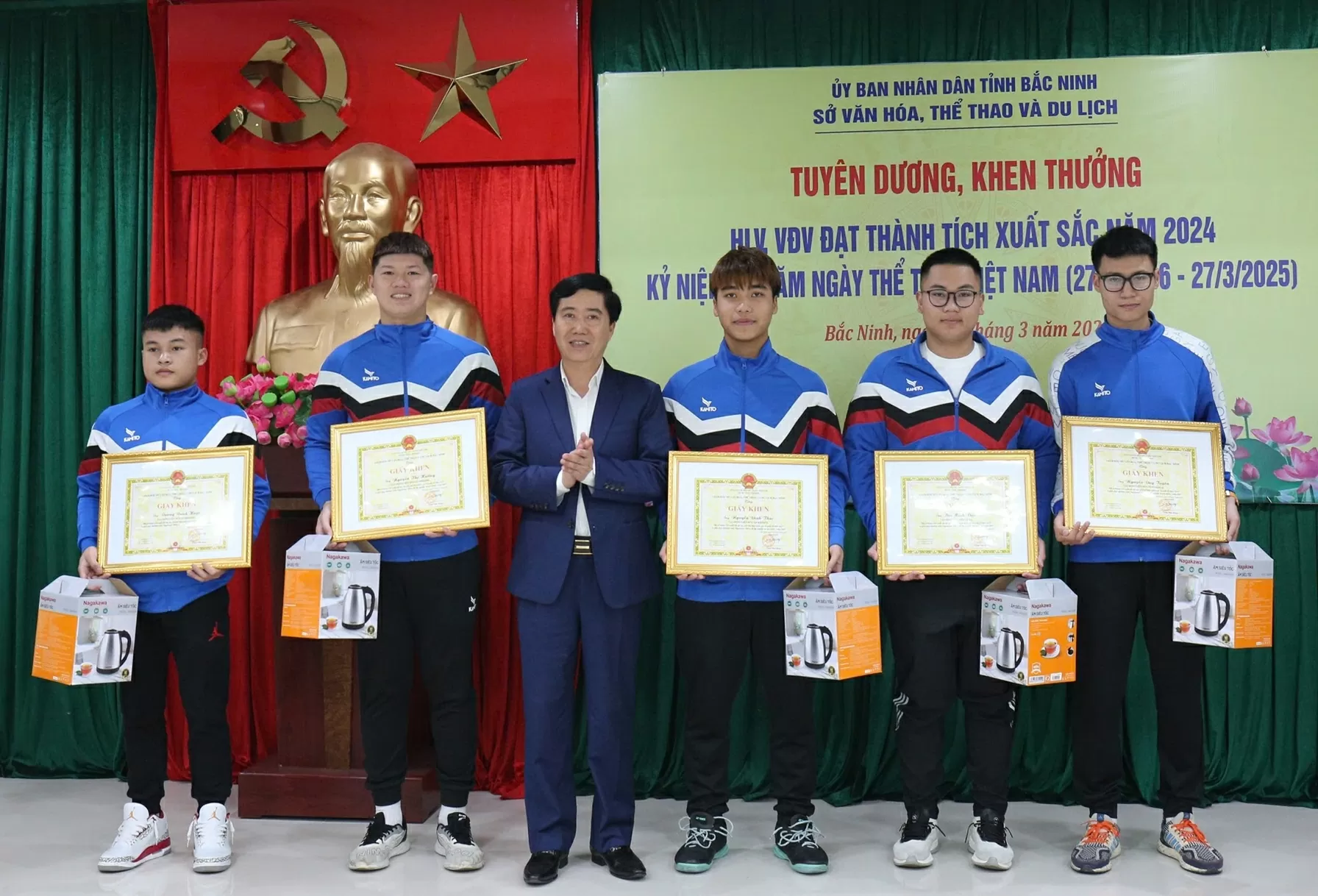 Phó trưởng Ban Tuyên giáo và Dân vận Tỉnh uỷ Ngô Văn Liên trao Giấy khen cho các VĐV.