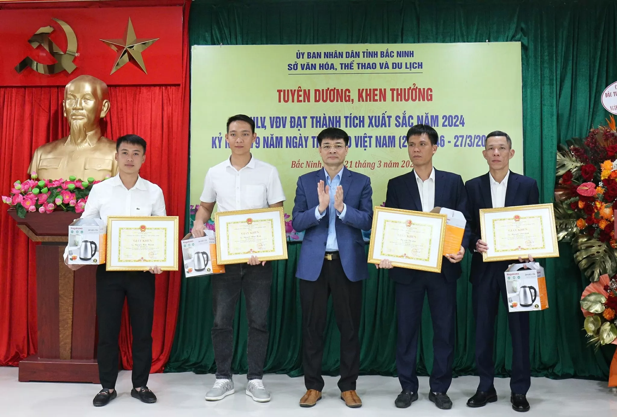 Phó Giám đốc Sở Văn hoá, Thể thao và Du lịch Nguyễn Văn Ảnh trao Giấy khen cho các HLV.