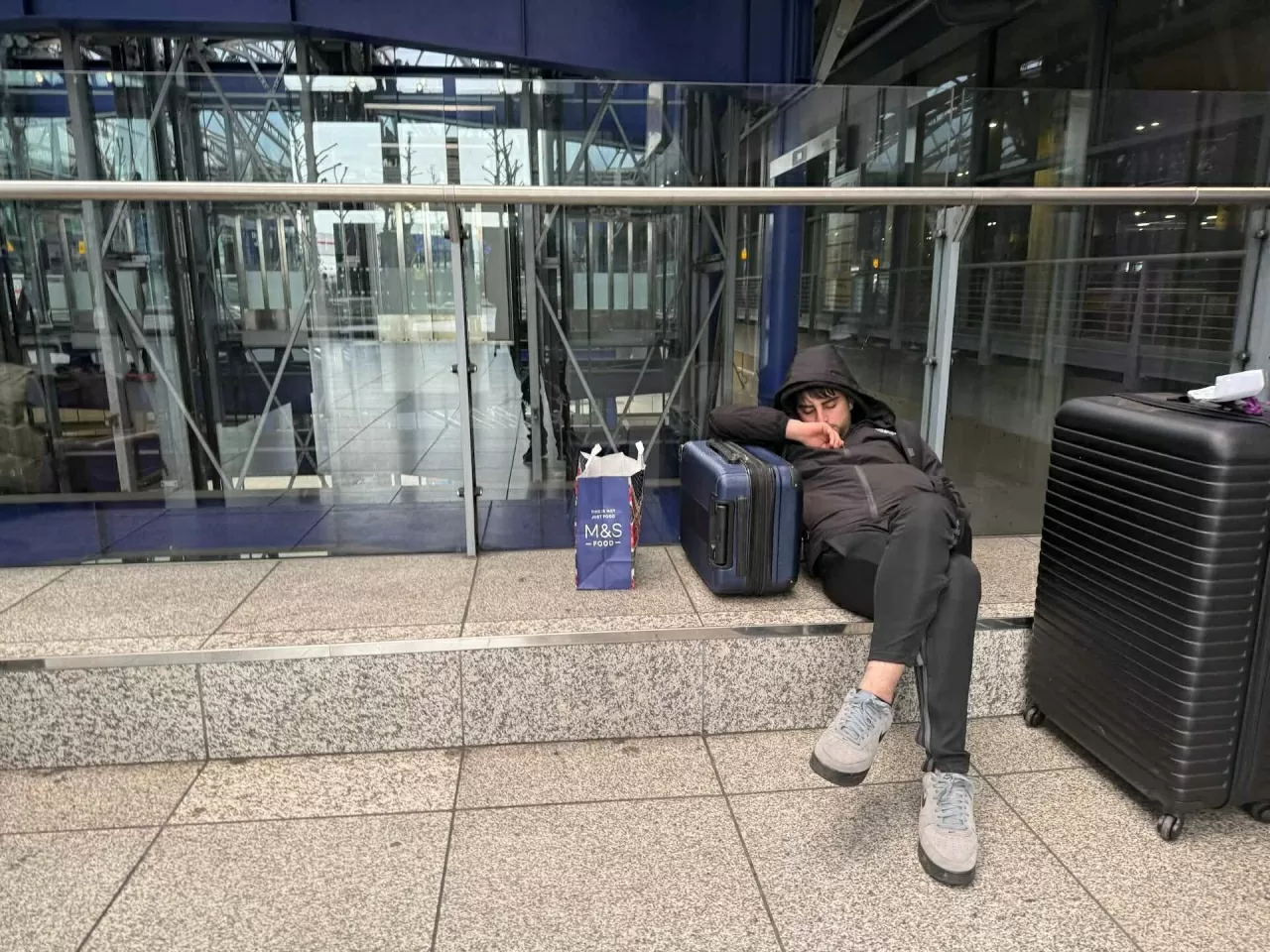 Anh: Cận cảnh đám cháy lớn tại sân bay Heathrow, làm gián đoạn hoạt động du lịch toàn cầu
