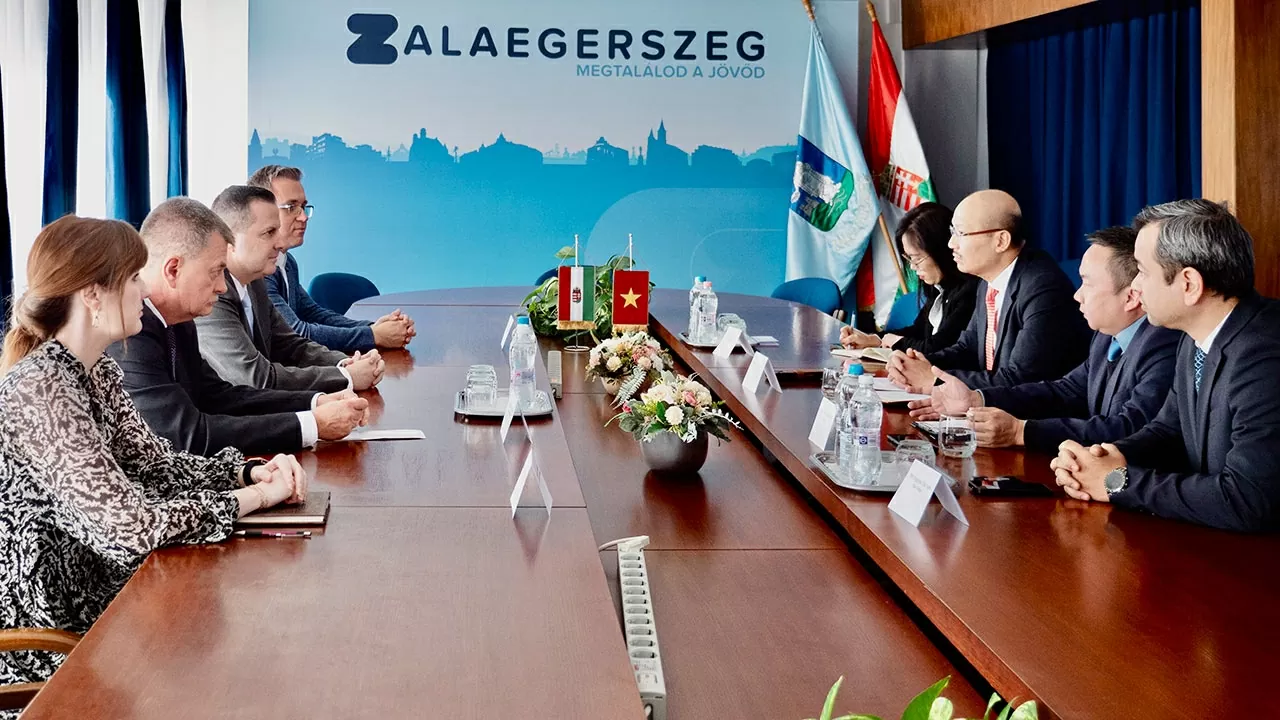 với ông Zoltán Balaicz, Thị trưởng thành phố Zalaegerszeg, Đại sứ Bùi Lê Thái
