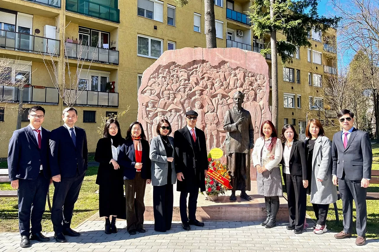 Đại sứ Việt Nam tại Hungary Bùi Lê Thái và đoàn công tác đã đến đặt hoa, bày tỏ lòng thành kính và biết ơn vô hạn đối với Chủ tịch Hồ Chí Minh tại Tượng đài của Người ở Zalaegerszeg. 