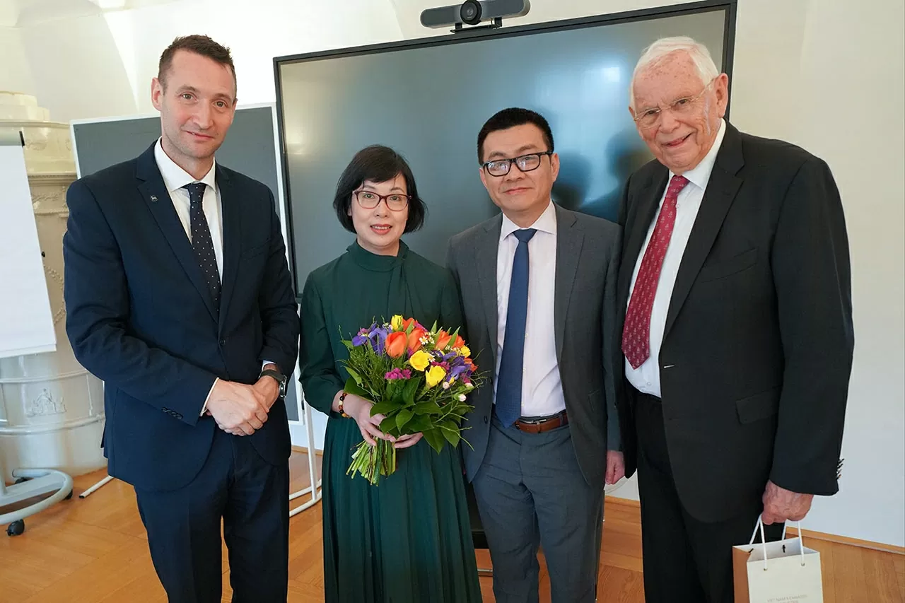 Ảnh (từ trái sang): Ông TS. Udo Brändle, phu nhân Ngô Thị Thu Hà, Đại sứ Việt Nam tại Áo Vũ Lê Thái Hoàng và ông TS. Heinz Boyer (nguồn: IMC Krems)
