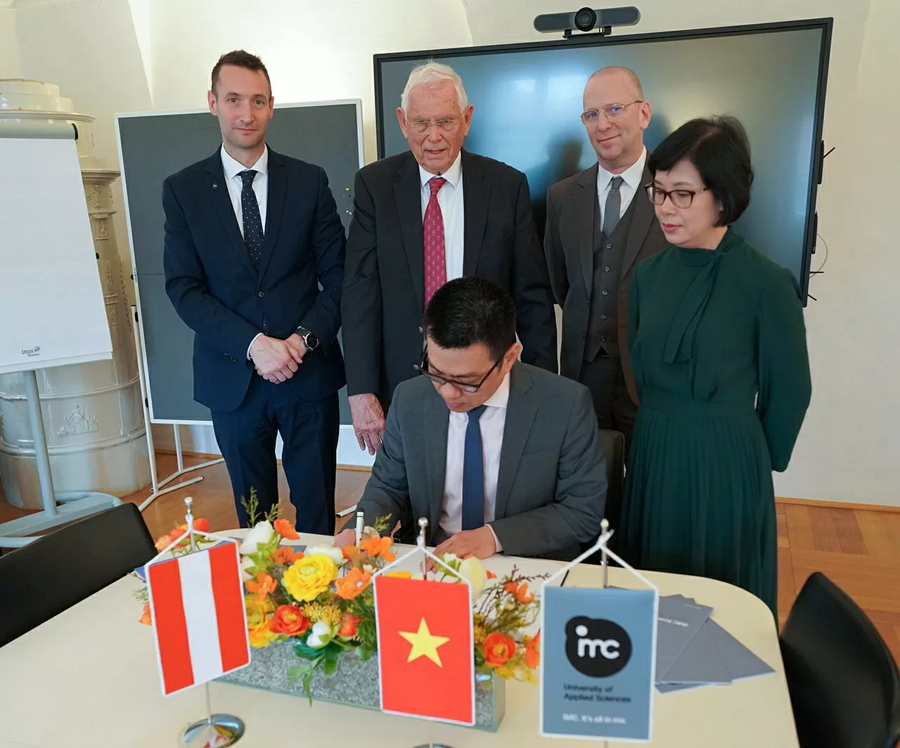 Đại sứ Vũ Lê Thái Hoàng ký sổ vàng của trường IMC Krems (Nguồn: IMC Krems) Đại sứ Vũ Lê Thái Hoàng ký sổ vàng của trường IMC Krems (Nguồn: IMC Krems)